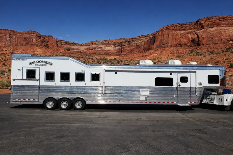 2015 Bloomer 5 Horse Living Quarters 1