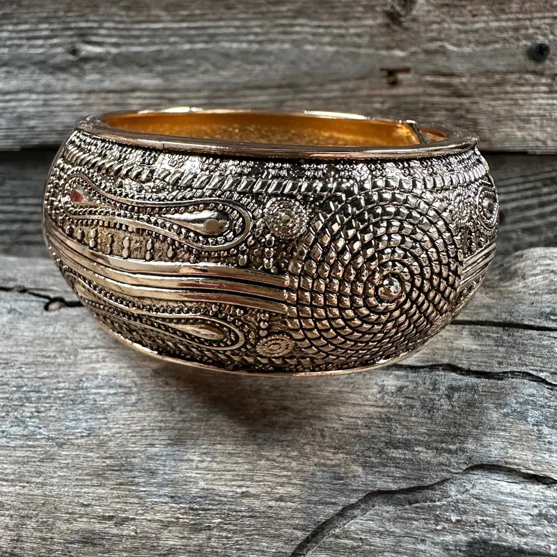 Gold Circular Fashion Cuff Xi145 1