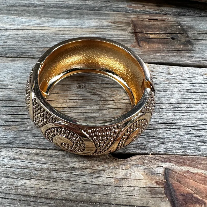 Gold Wave Fashion Cuff Xi140 2