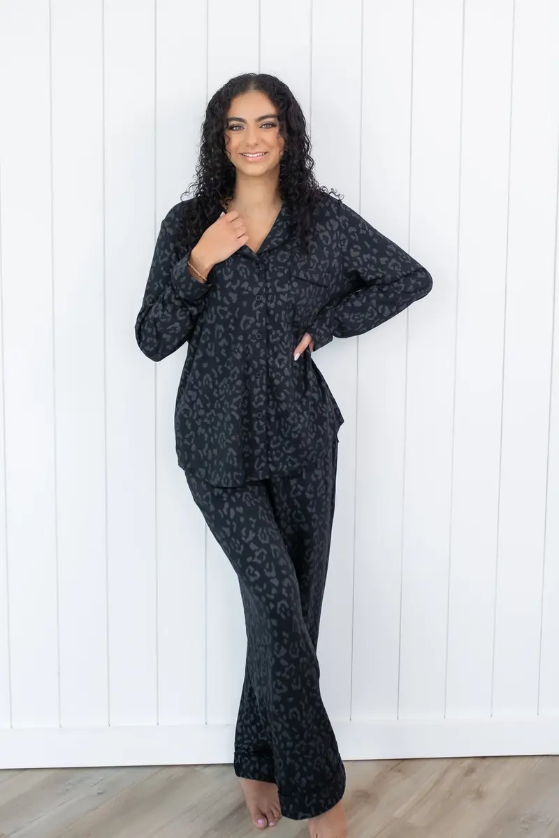 Long-Sleeved Women's Pajama Set In Midnight Leopard 1