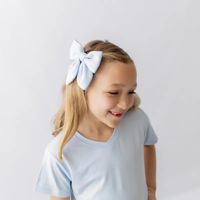 Medium Alligator Clip Bow In Breeze 1