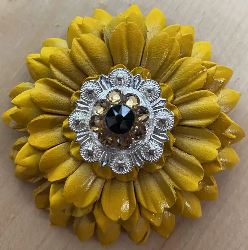 Sunflower With Bright Silver Jet & Champagne 1" Concho 1