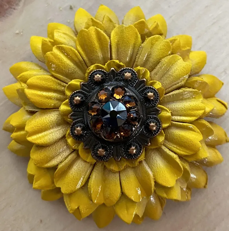 Sunflower With Copper Jet & Topaz 1" Concho 1