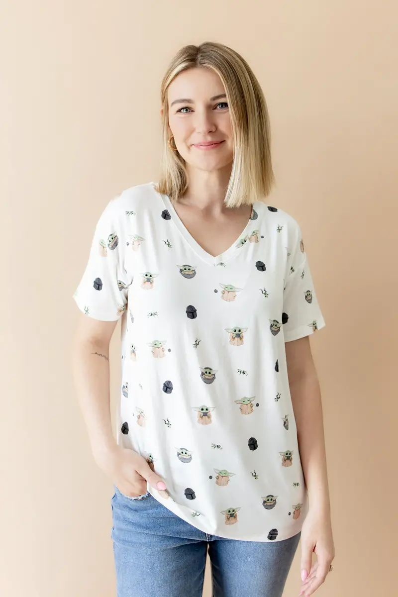 Women's Relaxed Fit V-Neck In Grogu™ 1