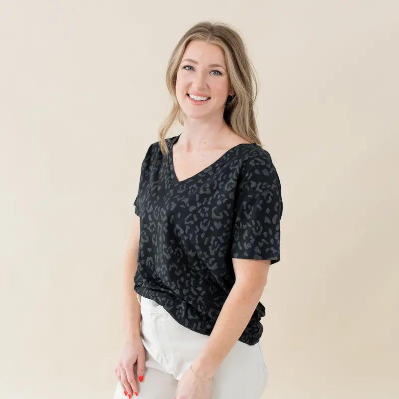 Women's Relaxed Fit V-Neck In Midnight Leopard 1